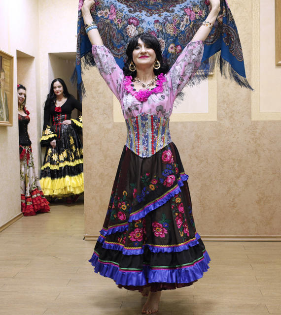 Премьера цыганского таборного танца с шалью на Дне цыган в ИРИО. Москва, 17 апреля 2015 г.