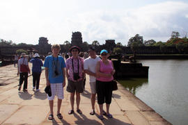 Юра с Елизаровыми на площадке перед входом в храмовый комплекс Ангкор