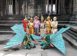 Я с кхмерскими артистами у Ангкор-Вата
