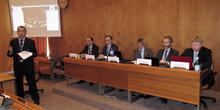 Ю. Хохлов (2-й слева за столом) выступает на семинаре по будущему правительства
